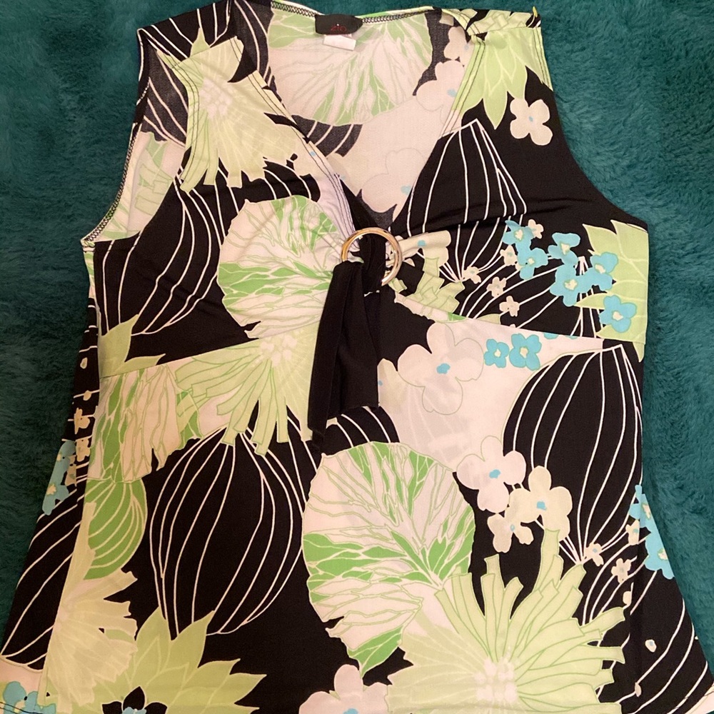 Sleeveless zio top